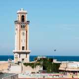 Rimaniamo incantati da una inedita visuale della torre del Palazzo della Provincia con alle spalle il mare...